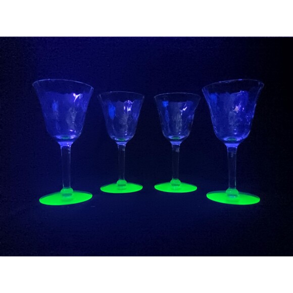 Set Of Four (4) Glass Cups With Uranium Glass Base Sherry Glass - Picture 2 of 7